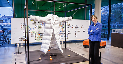 Martyna Marciniak hat den Balenciaga-Mantel aus einem gef&auml;lschten Bild von Papst Franziskus akribisch rekonstruiert.