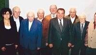 VBU-Vorstand Siegfried Dolch und Bereichsleiterin Ingrid Dietz (von links) sowie Marktleiter Helmut Schiedel (rechts) mit den Jubilaren.Foto: Josef Staudinger