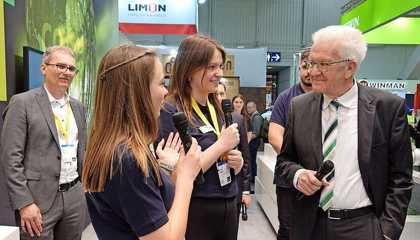 Ministerpräsident Winfried Kretschmann (rechts) lässt sich am Stand von EBM-Papst über die Projekte und Produkte der Hohenloher aufklären. Ministerpräsident Winfried Kretschmann (rechts) lässt sich am Stand von EBM-Papst über die Projekte und Produkte der Hohenloher aufklären.