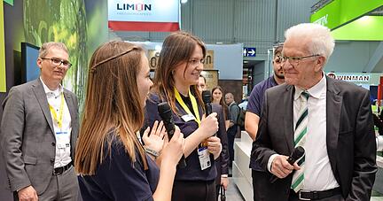 Ministerpräsident Winfried Kretschmann (rechts) lässt sich am Stand von EBM-Papst über die Projekte und Produkte der Hohenloher aufklären.
Fotos: Christian Gleichauf Ministerpräsident Winfried Kretschmann (rechts) lässt sich am Stand von EBM-Papst über die Projekte und Produkte der Hohenloher aufklären.
Fotos: Christian Gleichauf