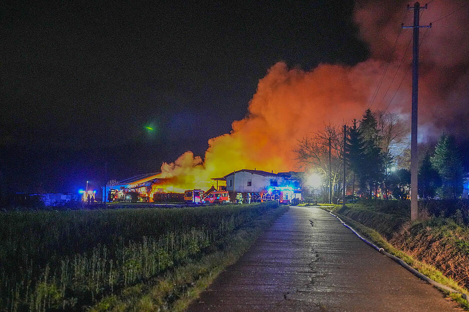 Die Flammen schlugen meterhoch.