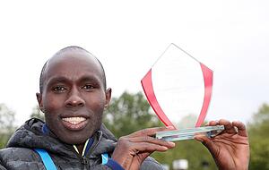 Marathon-Sieger Dickson Kurui aus Kenia gewinnt zum dritten Mal in Folge.