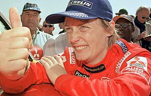 Daumen hoch f&uuml;r die erste Siegerin der Rallye Dakar: Jutta Kleinschmidt triumphiert im Jahr 2001 beim h&auml;rtesten Auto-Rennen der Welt.
Foto: Archiv/dpa