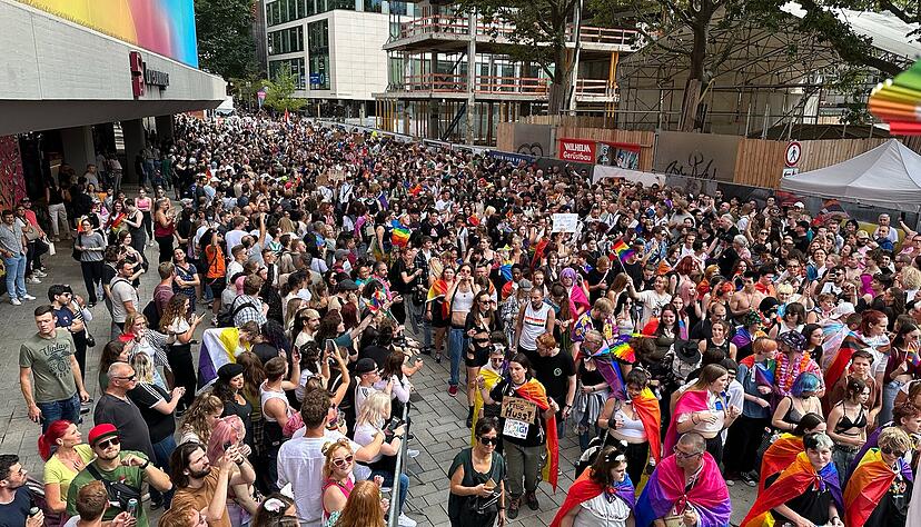 Mit bunten Plakaten und Outfits demonstrierten die Menschen bei der CSD-Parade in Stuttgart. Mit bunten Plakaten und Outfits demonstrierten die Menschen bei der CSD-Parade in Stuttgart.