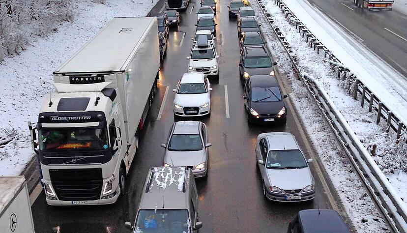 Die A6 ist eine der wichtigsten Ost-West-Achsen Europas, hier fahren täglich 100 000 Autos. Nicht nur im Urlaubsverkehr gibt es oft Staus. Zum Teil hat die A 6 schon sechs Spuren. Bis 2022 werden zwei wichtige Abschnitte folgen. Foto: Archiv