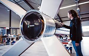 Isabella Verri aus Italien am Prototypen der Testrakete SR75. Sie soll im September auf 50 Kilometer H&ouml;he geschossen werden.