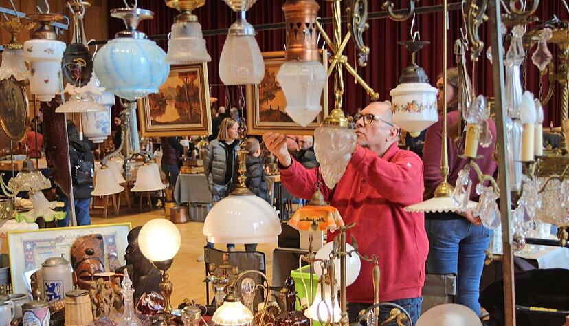 Händler Peter Mayer ist aus Völklingen im Saarland angereist. Zum Heilbronner Antikmarkt hat er jede Menge alte Lampen mitgebracht.