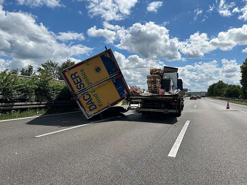 Die A81 musste nach dem Unfall in Richtung Stuttgart gesperrt werden.