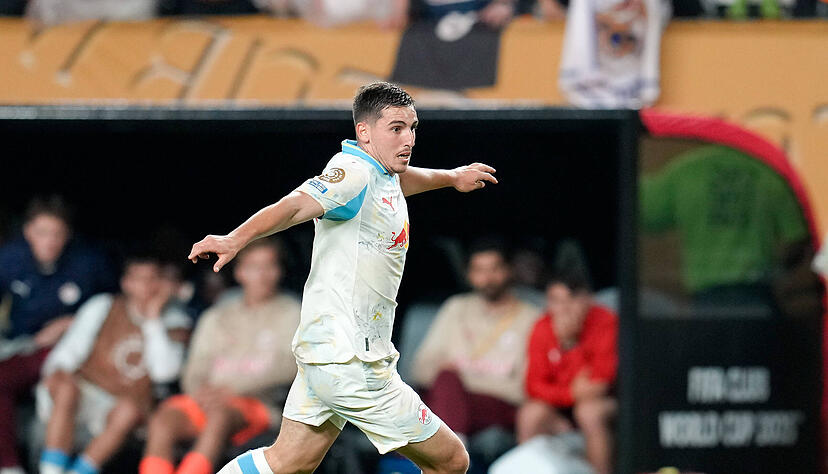 Der VfB Stuttgart könnte in Oscar Gloukh von RB Salzburg eine Alternative zu Giannis Konstantelias gefunden haben.