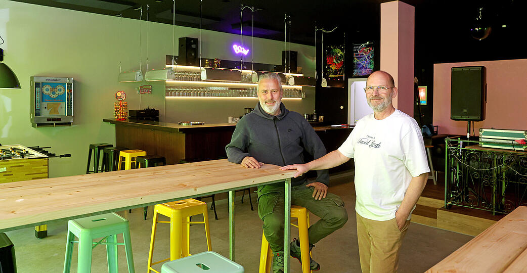 Fikret Akkaya (links) und Dominik Riedle in ihrer neu gestalteten Mietbar, in der lange Jahre die Kneipe "Zum Hannes" beheimatet war.