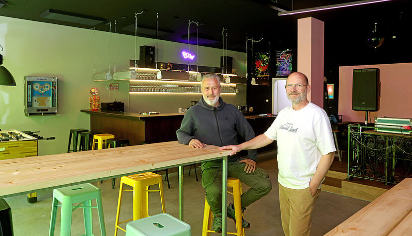 Fikret Akkaya (links) und Dominik Riedle in ihrer neu gestalteten Mietbar, in der lange Jahre die Kneipe "Zum Hannes" beheimatet war.