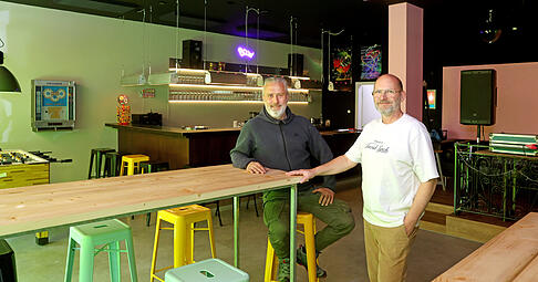 Fikret Akkaya (links) und Dominik Riedle in ihrer neu gestalteten Mietbar, in der lange Jahre die Kneipe "Zum Hannes" beheimatet war.