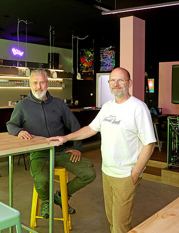 Fikret Akkaya (links) und Dominik Riedle in ihrer neu gestalteten Mietbar, in der lange Jahre die Kneipe "Zum Hannes" beheimatet war.