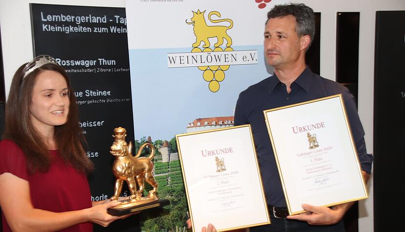 Die Vaihinger Weinprinzessin Julia Aisenbrey mit Björn Heinrich aus Heilbronn, dessen Weingut in einer Kategorie Platz eins und zwei belegte.
Foto: privat Die Vaihinger Weinprinzessin Julia Aisenbrey mit Björn Heinrich aus Heilbronn, dessen Weingut in einer Kategorie Platz eins und zwei belegte.
Foto: privat