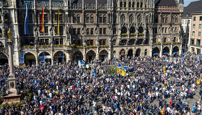 Der M&uuml;nchner Marienplatz ist voll - vor allem mit schottischen Fans.