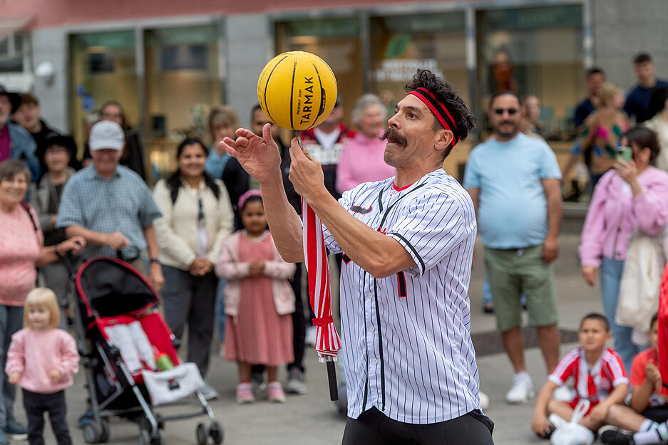 Ein ganz besonderes Shoppingerlebnis: Am Samstag zeigen Akrobaten, Musiker und Clowns ihr Können beim Heilbronner Straßenkunstfestival.