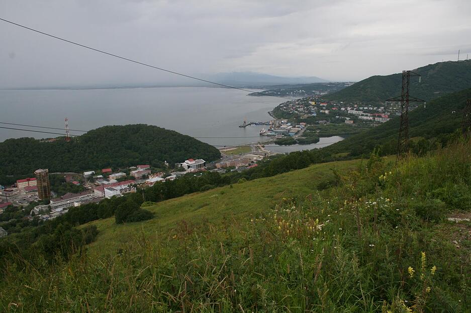 Das Wasser ist ruhig im Hafen von Petropawlowsk-Kamtschatski auf der fernöstlichen russischen Halbinsel Kamtschatka.  Bei Tsunami-Warnungen werden die Menschen in der Region aufgerufen, sich von der Küste fernzuhalten. Das Wasser ist ruhig im Hafen von Petropawlowsk-Kamtschatski auf der fernöstlichen russischen Halbinsel Kamtschatka.  Bei Tsunami-Warnungen werden die Menschen in der Region aufgerufen, sich von der Küste fernzuhalten.