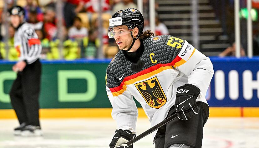 NHL-Verteidiger Moritz Seider zeigte sich nach der Ankunft in Mailand zufrieden. (Archivbild)