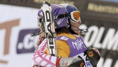 Siegerin Maria Riesch (r) umarmt ihre Freundin Lindsey Vonn aus den USA.