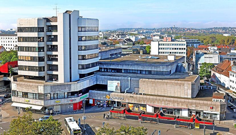 Der Wollhaus-Turm soll aufgestockt werden, der Komplex insgesamt saniert werden. Die Eröffnung ist weiterhin für 2028 geplant. Foto: Archiv Der Wollhaus-Turm soll aufgestockt werden, der Komplex insgesamt saniert werden. Die Eröffnung ist weiterhin für 2028 geplant. Foto: Archiv