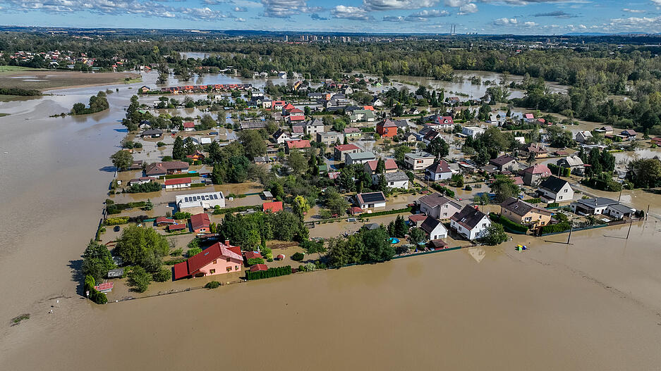 Ein Drohnenbild zeigt die Hochwassersituation im Bezirk Ostrava-Koblov (Tschechien).