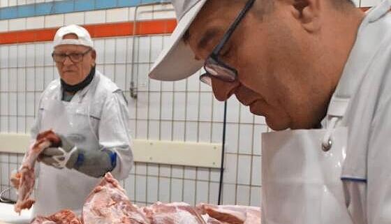Martin Laubinger sortiert die einzelnen Teile des Schweins, Filet ist das beste. Martin Laubinger sortiert die einzelnen Teile des Schweins, Filet ist das beste.