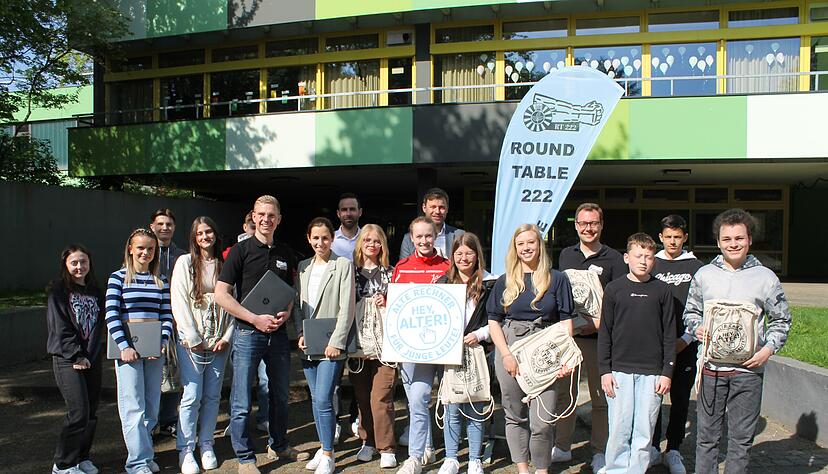 Vertreter von Audi und des Round Tables Hohenlohe &uuml;berreichen die ersten aufbereiteten Laptops der Realschule &Ouml;hringen. Foto: Simon Gajer