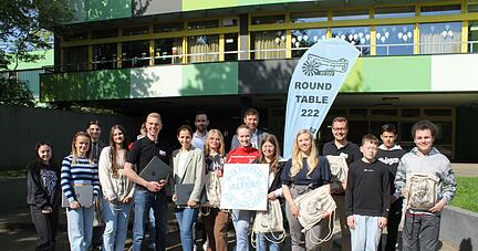 Vertreter von Audi und des Round Tables Hohenlohe &uuml;berreichen die ersten aufbereiteten Laptops der Realschule &Ouml;hringen. Foto: Simon Gajer