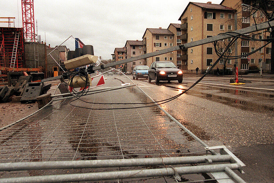 Orkan Lothar führte zu umgestürzten Baustellenampeln in Heilbronn. Orkan Lothar führte zu umgestürzten Baustellenampeln in Heilbronn.
