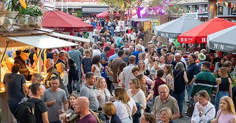 In Heilbronn genossen die Besucher auch am Freitagabend wieder Musik und gute Gespräche bei Essen und Wein.