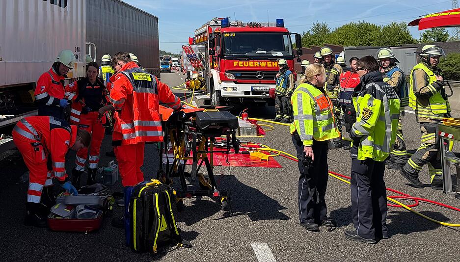 Polizei und Feuerwehr koordinieren die Bergungsarbeiten nach einem schweren Lkw-Unfall auf der A6.