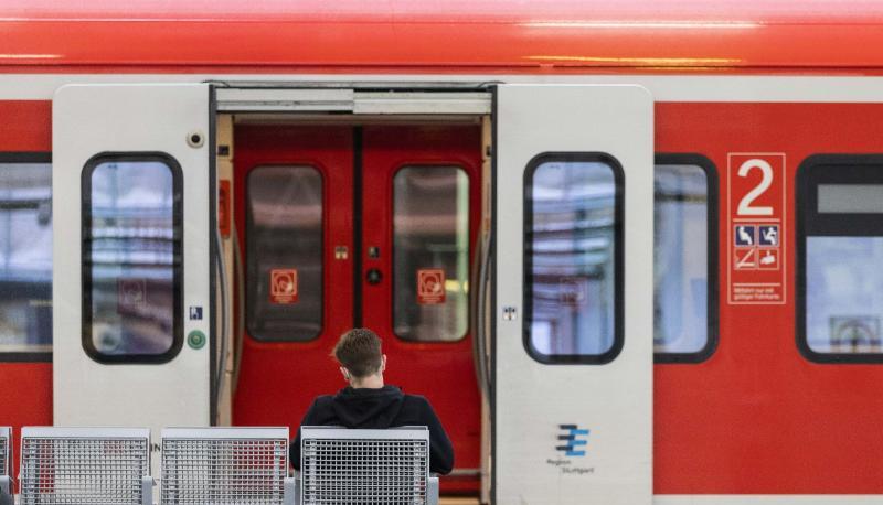 Die Bahn steht - hier im Stuttgarter Hauptbahnhof. Die Bahn steht - hier im Stuttgarter Hauptbahnhof.