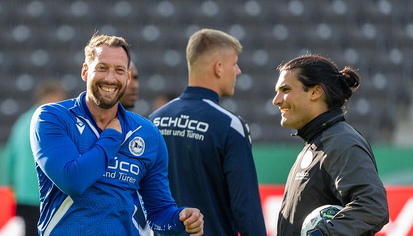 Arminia-Coach Mitch Kniat (l) geht mit bester Laune ins Pokalfinale.