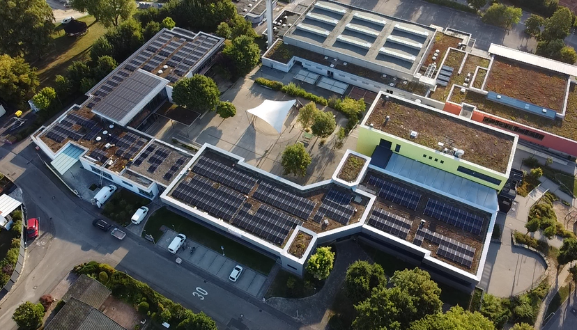 Luftaufnahme vom Stettenfelsareal in Untergruppenbach mit Stettenfelsschule, Sporthalle und Stettenfelshalle, die mit PV-Modulen versehen wurden.