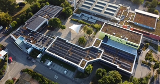 Luftaufnahme vom Stettenfelsareal in Untergruppenbach mit Stettenfelsschule, Sporthalle und Stettenfelshalle, die mit PV-Modulen versehen wurden.