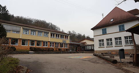 Nicht genug Kinder werden laut Vorausberechnungen geboren, um in der Ernsbacher Grundschule vier Jahrgangsstufen getrennt zu unterrichten. Jetzt droht die Schließung. Nicht genug Kinder werden laut Vorausberechnungen geboren, um in der Ernsbacher Grundschule vier Jahrgangsstufen getrennt zu unterrichten. Jetzt droht die Schließung.