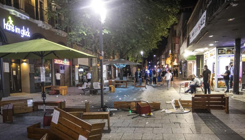 Tische und B&auml;nke liegen auf dem Pflaster in der Innenstadt.