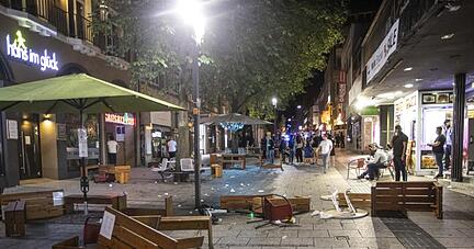 Tische und B&auml;nke liegen auf dem Pflaster in der Innenstadt.