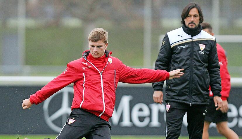 Tomislav Maric (rechts) verfolgt hier im Jahr 2014 als Co-Trainer des VfB Stuttgart das Torschusstraining von Timo Werner. Das Stuttgarter Eigengewächs spielt mittlerweile für den FC Chelsea.
Foto: dpa Tomislav Maric (rechts) verfolgt hier im Jahr 2014 als Co-Trainer des VfB Stuttgart das Torschusstraining von Timo Werner. Das Stuttgarter Eigengewächs spielt mittlerweile für den FC Chelsea.
Foto: dpa
