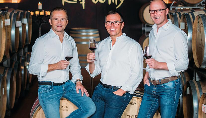 Die DLG-Winzer des Jahres 2025, (von links) Günter, Jürgen und Holger Willy von der Nordheimer Privatkellerei Rolf Willy, stoßen auf ihren Titel an. Die DLG-Winzer des Jahres 2025, (von links) Günter, Jürgen und Holger Willy von der Nordheimer Privatkellerei Rolf Willy, stoßen auf ihren Titel an.