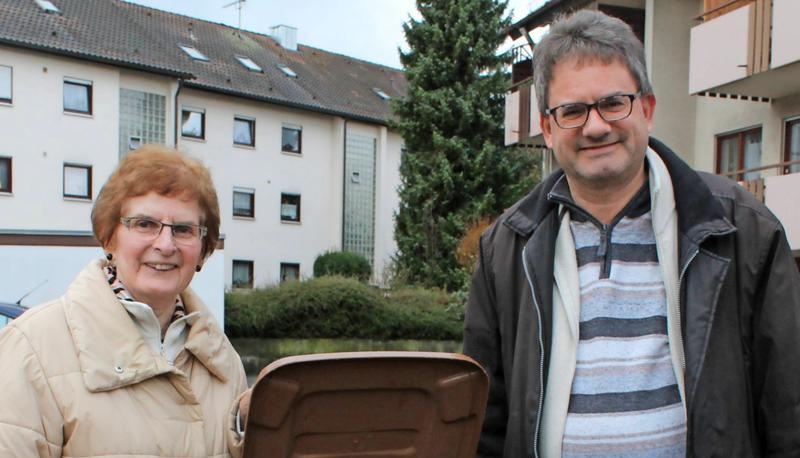 Matthias Pabst und seine Mutter Karin nach der ersten Biotonnen-Leerung.