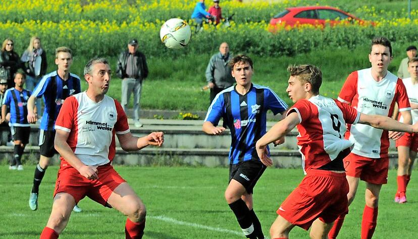 Spielertrainer Marc Kern (links) kehrt nach der Saison vom FSV Sulzfeld zum TSV Botenheim zurück.Foto: Klaus Krüger
