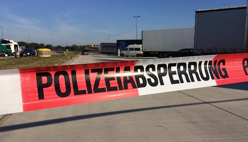 Teile des Rasthofs Hohenlohe-Nord sind abgesperrt und werden auf Spuren untersucht. Fotos: Adrian Hoffmann