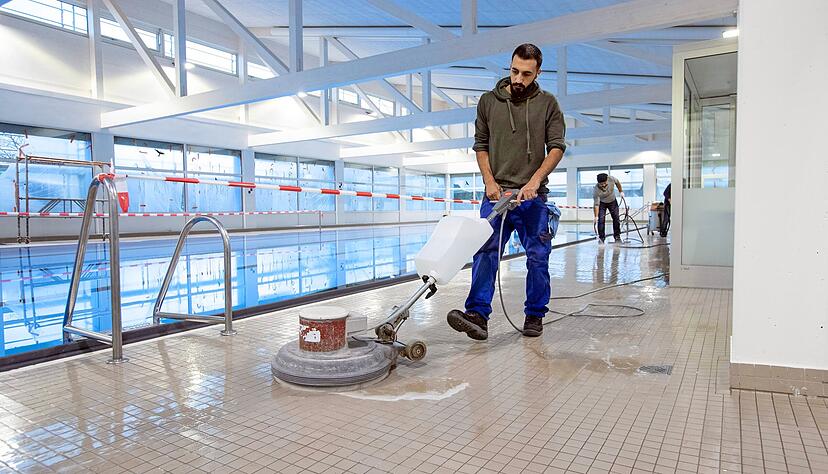 Bis das Oedheimer Hallenbad am Dienstag wieder für Besucher öffnet, muss noch fleißig geputzt und gewerkelt werden. Im Innenraum ist die Sanierung aber abgeschlossen. Die hohe Decke über dem Schwimmbecken sorgt für modernes Flair. Bis das Oedheimer Hallenbad am Dienstag wieder für Besucher öffnet, muss noch fleißig geputzt und gewerkelt werden. Im Innenraum ist die Sanierung aber abgeschlossen. Die hohe Decke über dem Schwimmbecken sorgt für modernes Flair.
