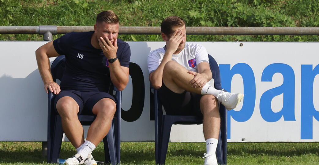 Schon nach dem Hinspiel gegen den FC Denzlingen konnten Trainer Reinhard Schenker (rechts) und Co Nicolas Schlegel nicht fassen, was sie von ihrem FSV Hollenbach gesehen hatten.