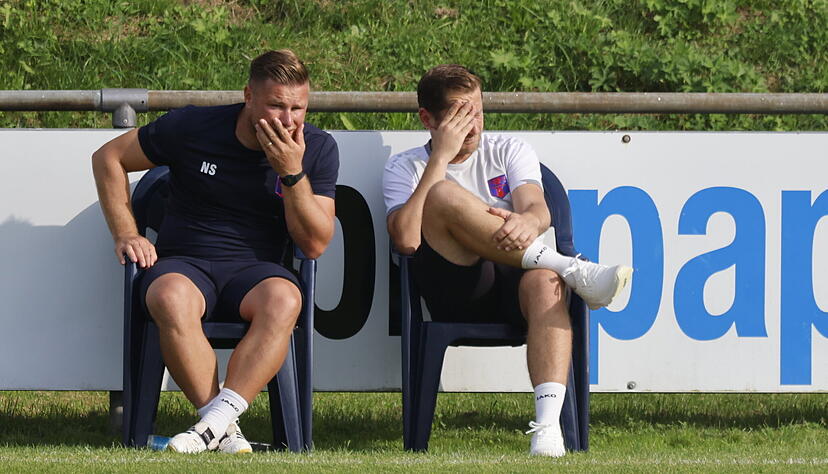 Schon nach dem Hinspiel gegen den FC Denzlingen konnten Trainer Reinhard Schenker (rechts) und Co Nicolas Schlegel nicht fassen, was sie von ihrem FSV Hollenbach gesehen hatten. Schon nach dem Hinspiel gegen den FC Denzlingen konnten Trainer Reinhard Schenker (rechts) und Co Nicolas Schlegel nicht fassen, was sie von ihrem FSV Hollenbach gesehen hatten.