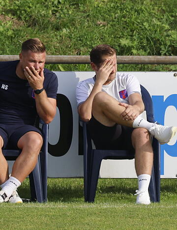 Schon nach dem Hinspiel gegen den FC Denzlingen konnten Trainer Reinhard Schenker (rechts) und Co Nicolas Schlegel nicht fassen, was sie von ihrem FSV Hollenbach gesehen hatten.
