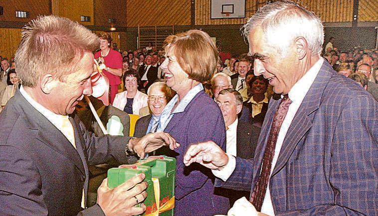 Viel Anerkennung und Geschenke wie vom &Ouml;hringer Amtskollegen Jochen K. K&uuml;bler (li.) gab es f&uuml;r Wilhelm Abel bei seiner Verabschiedung 2002.
Foto: Archiv/K&uuml;mmerle