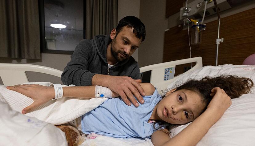 Zärtlich streicht Serkan Agri seiner Tochter Saadet im Krankenhaus von Adana über den Arm. Zärtlich streicht Serkan Agri seiner Tochter Saadet im Krankenhaus von Adana über den Arm.