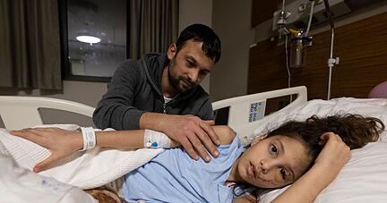 Zärtlich streicht Serkan Agri seiner Tochter Saadet im Krankenhaus von Adana über den Arm. Zärtlich streicht Serkan Agri seiner Tochter Saadet im Krankenhaus von Adana über den Arm.